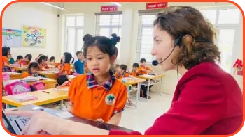 Giáo viên đeo tai nghe đang dạy một học sinh trong lớp